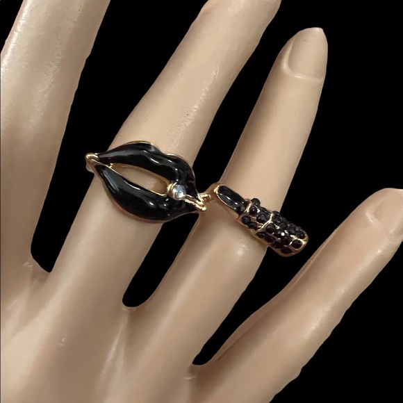 CUTE DOUBLE RING -BLACK CRYSTAL EMBELLISHED LIPSTICK/LIP RING! SIZE 6/7 - Picture 5 of 6